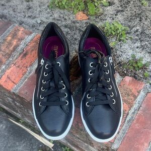 Munro Tilly NWOT black sneakers
